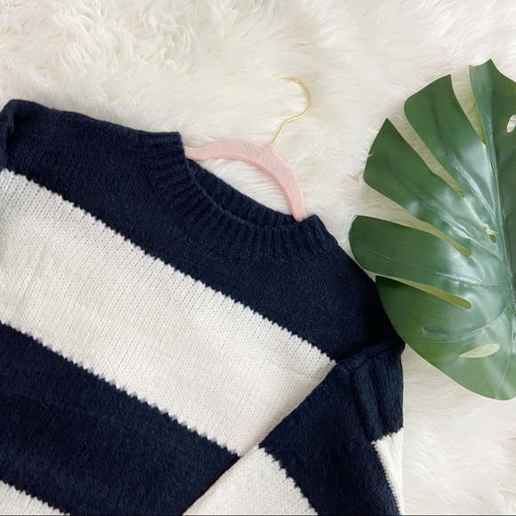 🌿 NAVY IVORY SWEATER🌿 - Picture 5 of 5